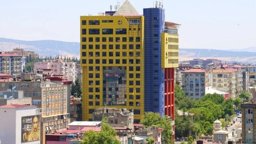 Dünyanın En Saçma Binasının Mimarı Kimdir? 2 Dünyanın En Saçma Binasının Mimarı Kimdir