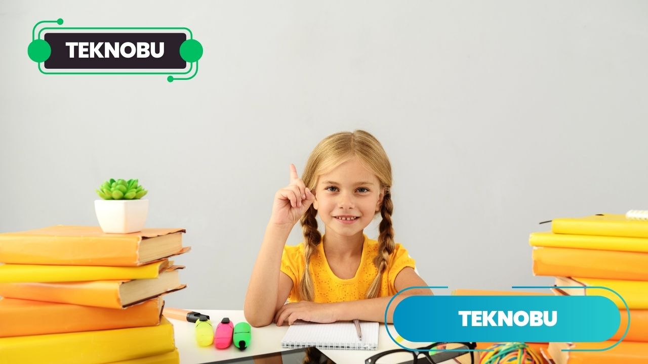 Görsel sanatların çocuklarda görsel düşünmeyi desteklediği görüşünü savunan kuramcı kimdir?